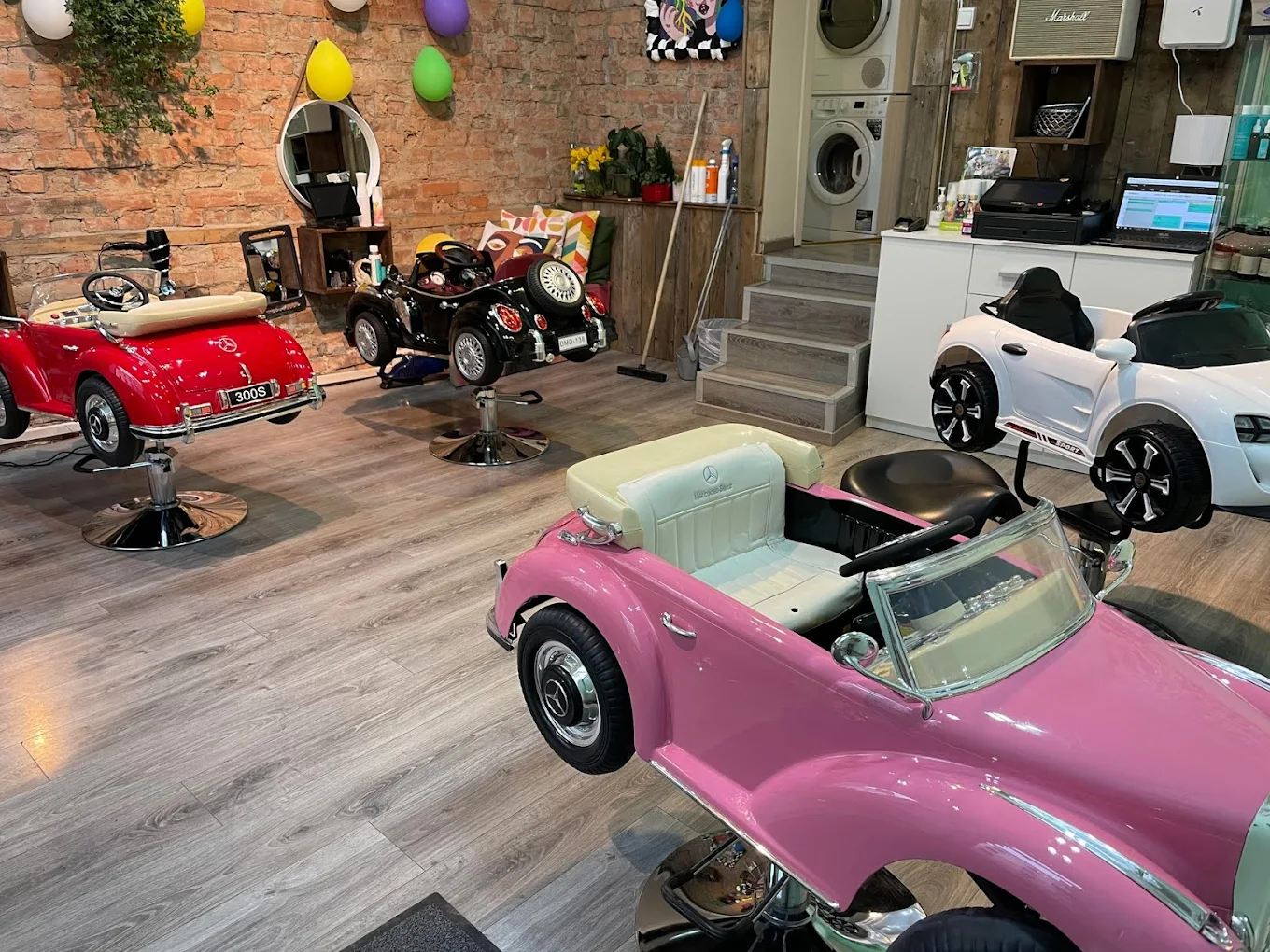 Barber shop med lekebiler som stoler for barn